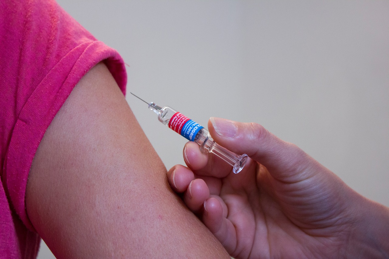 Voorbeeld van vaccinaties; een persoon wordt gevaccineerd