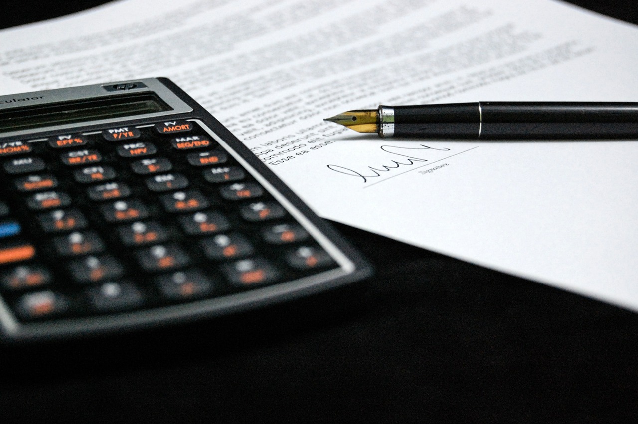 Foto van een calculator voor het berekenen van tarieven.